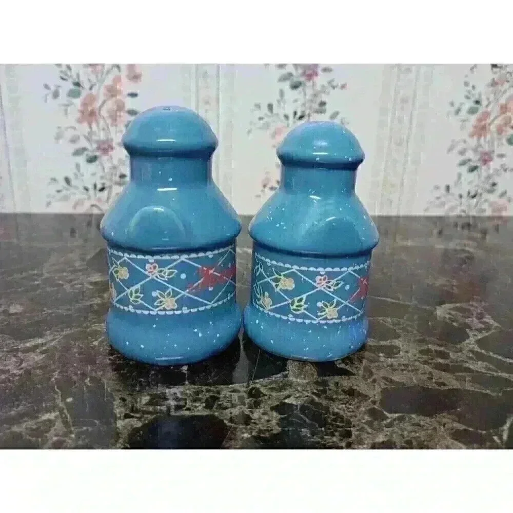 Vintage 1980s Kentucky Souvenir Salt and Pepper Shaker Set Collectors Item Decor